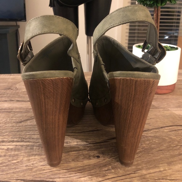 ✨G by Guess✨ Olive Green Strap Clogs size 9 - Picture 4 of 7